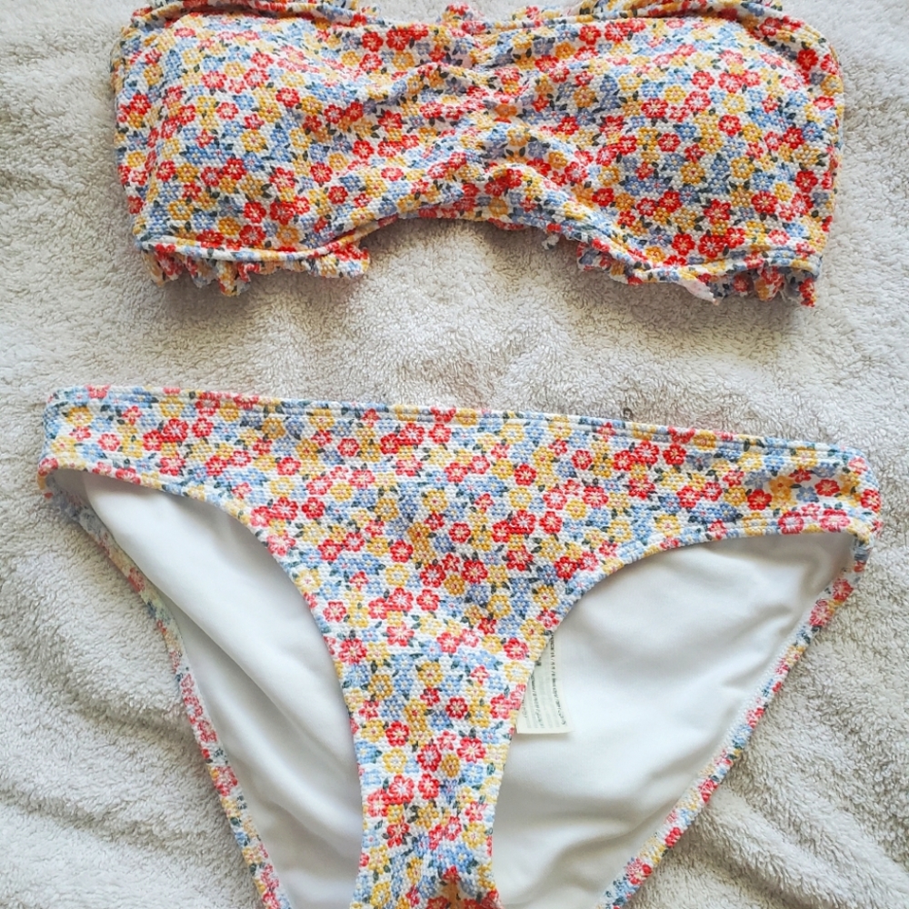 Hollister Kini